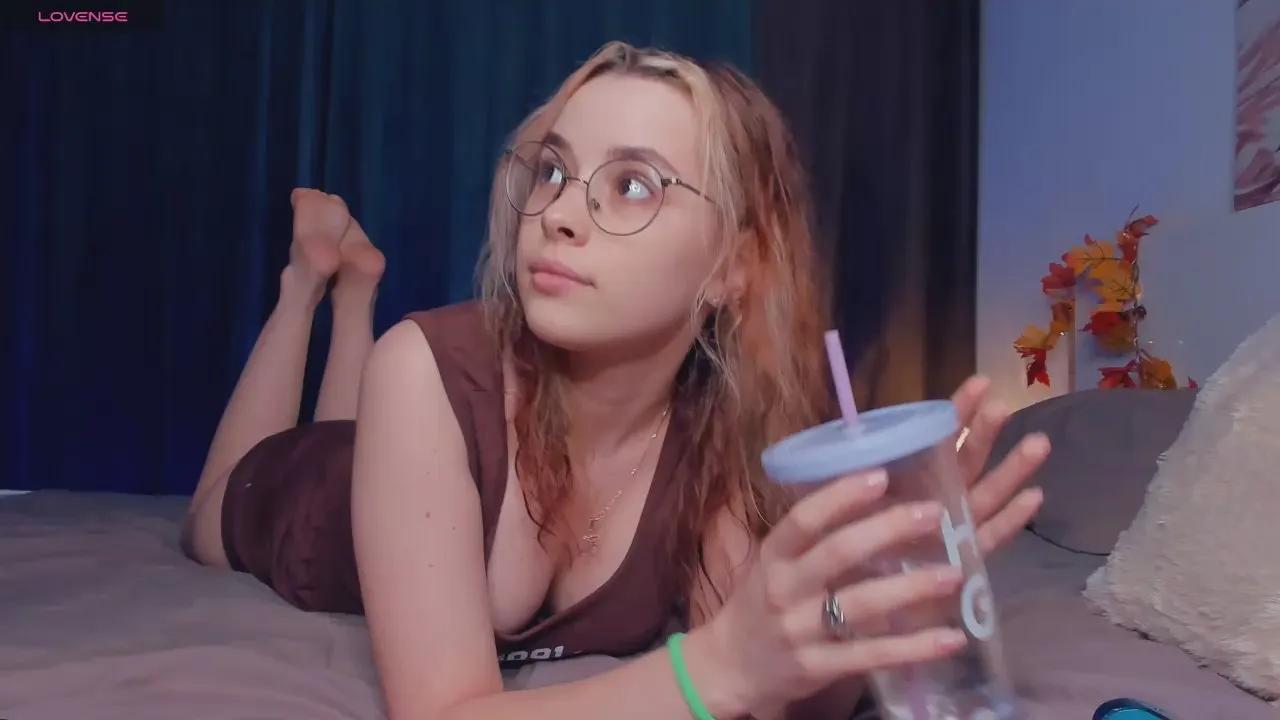 AmieeVarrato —  #squirt #smoke #taboo #C2C #femdom #pee #striptease