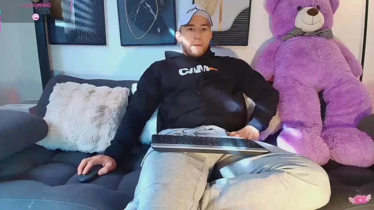 Andrew_wallker —  #smoke #C2C #masturbation #armpits #pee #cum #feet