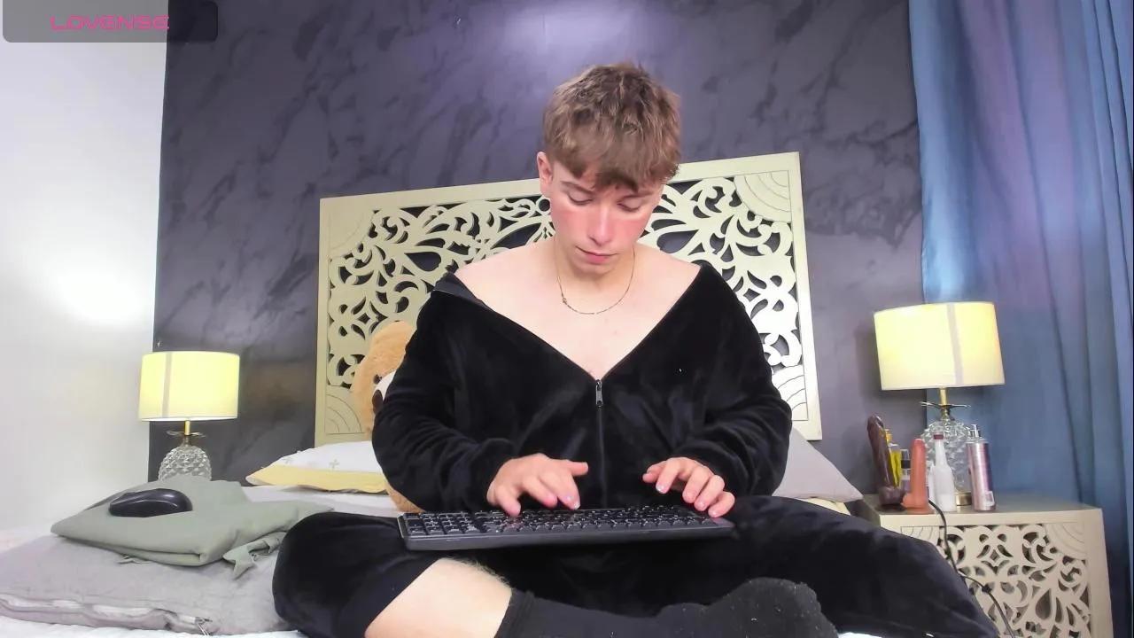 Tayler_White —  #striptease #milk #ass #schoolgirl #masturbation #bigass #feet