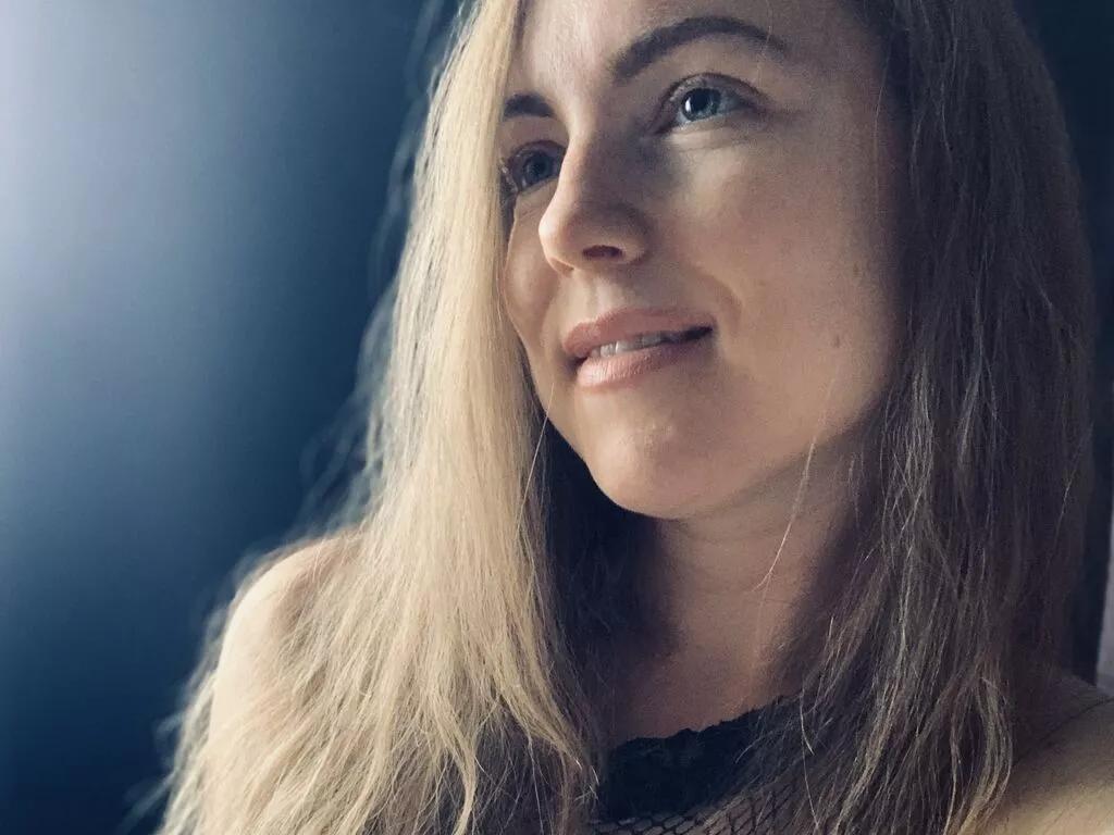 JannyJones — Confidence but not arrogance, a sense of humor, someone who can laugh at themselves, touching, kissing my ear, someone who likes to have a good time :)