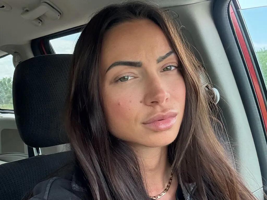 OliviaaBrownn — What i love most? Spontaneous adventures, deep conversations and playful moments that spark joy. I'm drawn to laughter, passion, and the thrill of descovering new pleasures together.